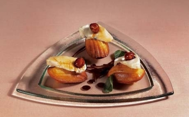 Madeleines de nueces de macadamia y chocolate con chirimoya borracha